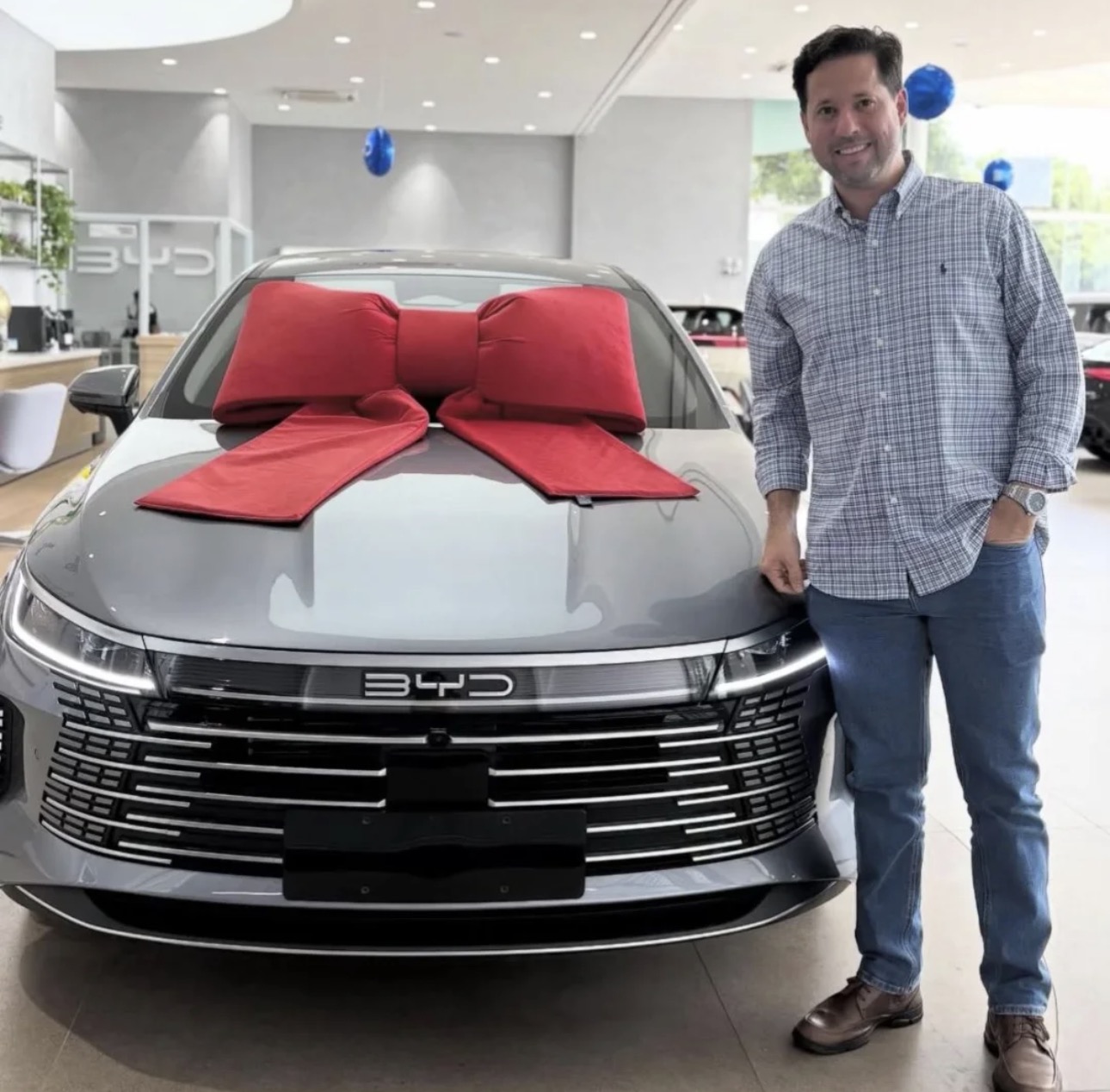 Customer shaking hands in BYD handover area